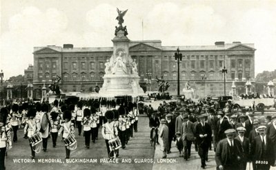 Victoria Memorial, Palácio de Buckingham e guardas, Londres, década de 1930. de Unbekannt