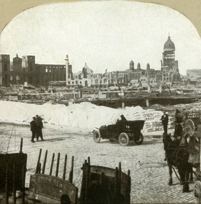 Vista da estação de distribuição da Moulder School, mostrando toneladas de farinha na calçada, 1906. de Unbekannt
