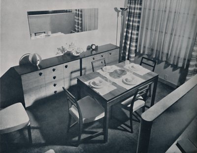 Vista na sala de estar - jantar projetada por Gilbert Rohde, 1936 de Unbekannt