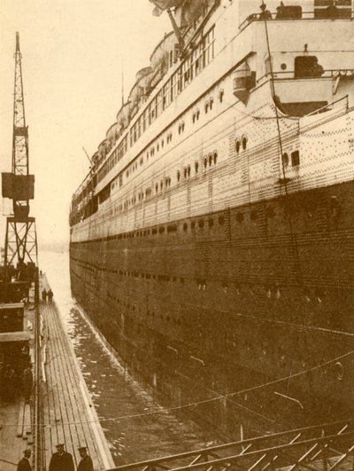 Vista do lado de estibordo do Majestic ao entrar na doca seca flutuante, c1930. de Unbekannt