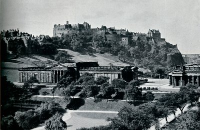 Vista da Galeria Nacional da Escócia e do Castelo de Edimburgo, c1945 de Unbekannt