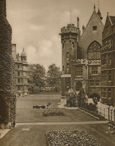 Vista dos jardins médios do templo da corte da fonte, c1935. de Unbekannt