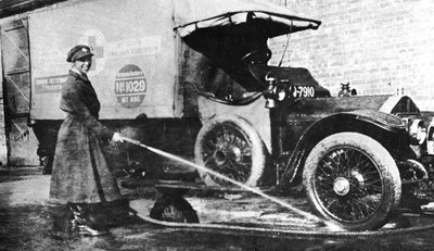 Motorista inglesa voluntária lavando sua ambulância, Cambridge, Primeira Guerra Mundial, 1915 de Unbekannt
