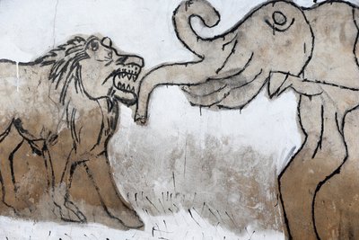 Pintura de parede Voodoo no Mercado Fetiche Akodessewa, conhecido como o maior mercado voodoo do mundo. Elefante e leão. Lome, Togo de Unbekannt