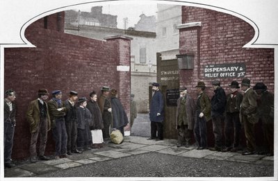 À espera de admissão na St Marylebone Workhouse, Luxborough Street, Londres, c1901 1903 de Unbekannt