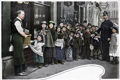 À espera de pacotes de alimentos, Cheapside, c1903 1903 de Unbekannt