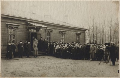Esperando a remoção do corpo de Leo Tolstoys na estação de Astapovo, 20 de novembro de 1910, 1910 de Unbekannt