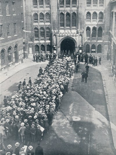 Esperando para entrar no Guildhall para a primeira grande convocação de armas do Sr. Asquiths, 1914 de Unbekannt