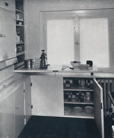 Werner Harting - Cozinha com piso de azulejo preto holandês, paredes brancas e prateleiras embutidas e cupbo de Unbekannt