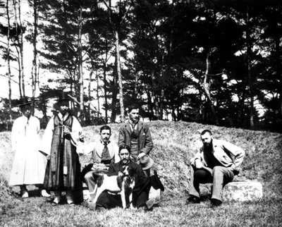 Visitantes ocidentais com moradores locais, Nam San, Coréia, 1900 de Unbekannt