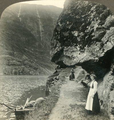 Onde a estrada se arrasta sob os penhascos projetados pelas águas do Nerofjord, Noruega, c1905. de Unbekannt