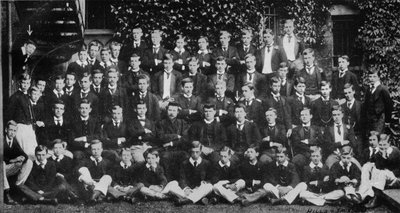 Winston Churchill em uma fotografia de grupo na Harrow School, c1889, 1945 de Unbekannt