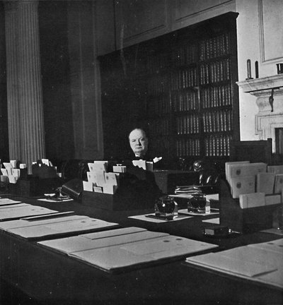 Winston Churchill na sala do gabinete de 10 Downing Street, c1940s, 1945 de Unbekannt