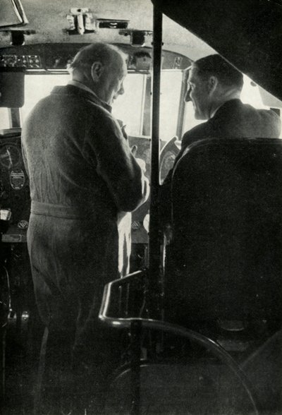 Winston Churchill conversando com o capitão Shakespeare do barco voador Berwick, c1939-c1944 1946. de Unbekannt
