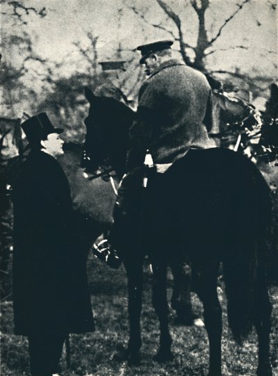 Com o rei George V em exercícios militares, 1913, 1945. de Unbekannt