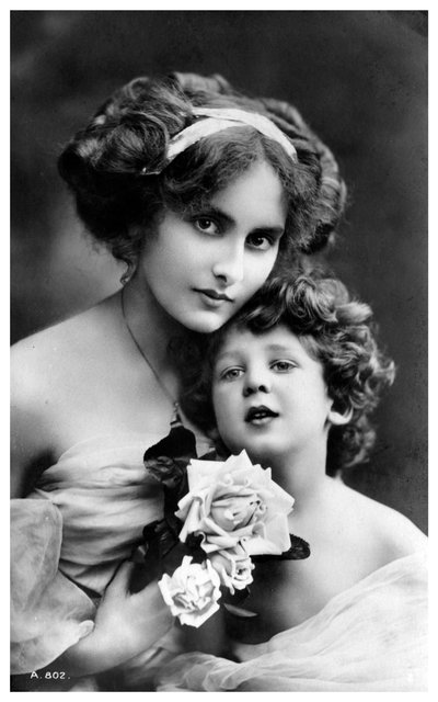 Mulher e criança, c1900-1919 de Unbekannt