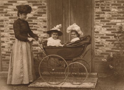 Mulher e filhos em um carrinho, 1937 de Unbekannt
