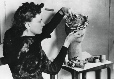 Mulher fazendo um chapéu de aparas de madeira, França ocupada pela Alemanha, abril de 1941 de Unbekannt