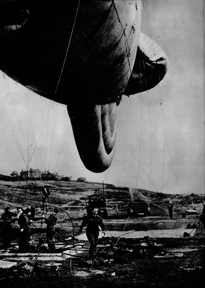 Mulher da WAAF segurando um balão de barragem, 1943 de Unbekannt
