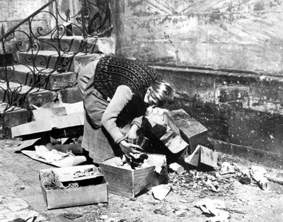 Mulher buscando comida, Bayreuth, Alemanha, abril de 1945 de Unbekannt