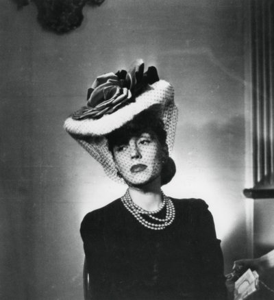 Mulher de chapéu e véu do estilista francês Jacques Fath, França, 1943 de Unbekannt
