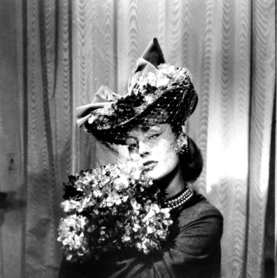 Mulher de chapéu com véu, segurando um buquê de flores, Paris, 1943 de Unbekannt