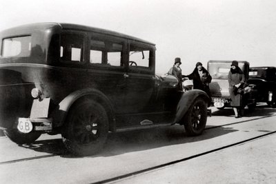 Mulheres e carros estacionados, 1930 de Unbekannt
