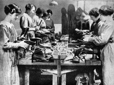 Sapateiros mulheres consertando calçados para o esforço de guerra, 1914-1918 1936 de Unbekannt