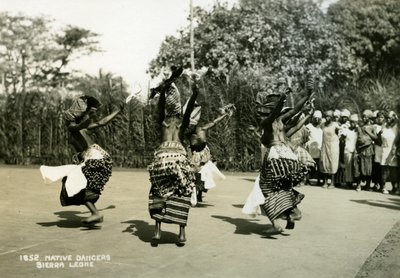 Mulheres dançarinas realizando, Serra Leoa, século XX de Unbekannt