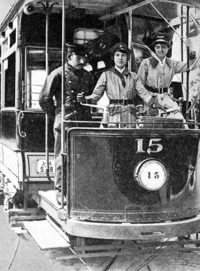 Mulheres aprendendo a dirigir um bonde, 1917, 1936 de Unbekannt
