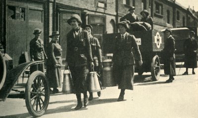 Mulheres reservistas entregando leite a um hospital, Primeira Guerra Mundial, c1914-1918, c1920. de Unbekannt