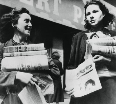 Mulheres vendendo jornais alemães, Paris ocupada pelos alemães, 19 de julho de 1940 de Unbekannt
