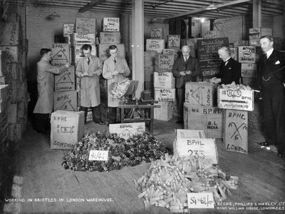 Trabalhando com cerdas em um armazém, Londres, 1938 de Unbekannt
