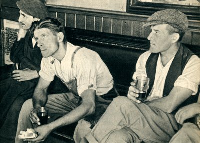 Trabalhadores em uma estalagem inglesa ouvindo o Sr. Churchill, 1942. de Unbekannt