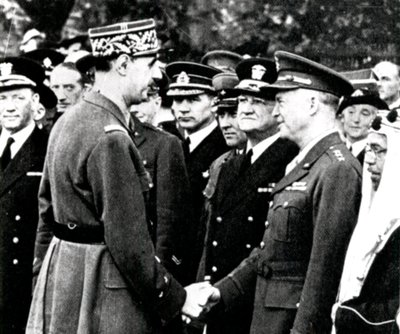 Segunda Guerra Mundial: De Gaulle cumprimenta Eisnhower, 1944 de Unbekannt