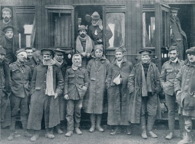 Tropas inglesas feridas a caminho de um hospital de base, c1914 de Unbekannt