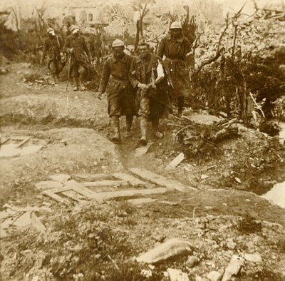 Soldados franceses feridos chegando ao Chateau dEsnes, Verdun, norte da França, 1916 de Unbekannt