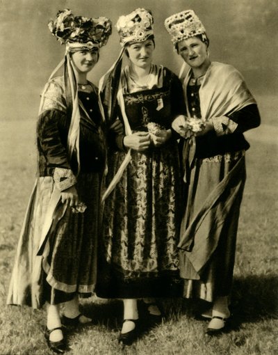 Mulheres jovens em traje tradicional, Styria, Áustria, c1935. de Unbekannt