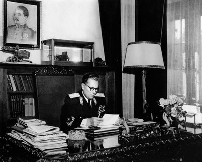 Marechal Josip Broz Tito, líder iugoslavo, em seu escritório, Belgrado, Iugoslávia, c1946-c1947. de Unbekannt