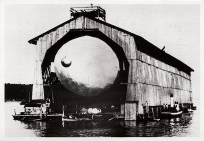 Zeppelin LZ1 em um cabide flutuante em Manzell, Friedrichshafen, Alemanha, 1900, 1933 de Unbekannt
