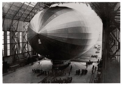 Zeppelin LZ 127 Graf Zeppelin entrando em seu hangar, 1933 de Unbekannt