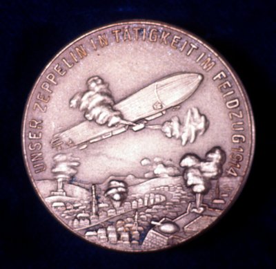 Dirigível Zeppelin em ação durante a Primeira Guerra Mundial, 1914 de Unbekannt