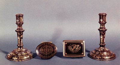 Um par de castiçais de Luís XVI incrustados com ouro e madrepérola com duas caixas de ponto inglesas do século XVIII de Unbekannt Unbekannt