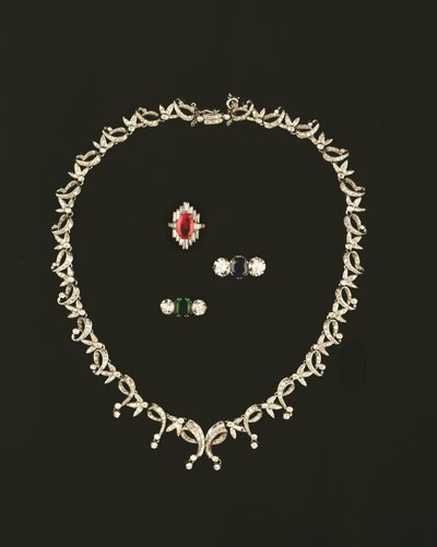 Art Deco pergaminho e colar de design de folha; anel de cachos de baguete de rubi e diamante; safira e diamante três anel de pedra; esmeralda e diamante anel de pedra de três de Unbekannt Unbekannt