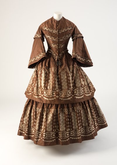 Vestido de seda castanho e creme com babados tecidos à disposição, década de 1850 (seda) de Unbekannt Unbekannt