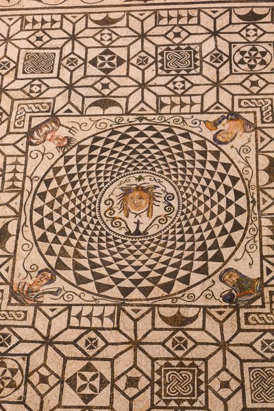 Carmona, Província de Sevilha, Espanha. Mosaico romano de Medusa na Câmara Municipal. de Unbekannt Unbekannt