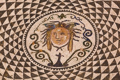Carmona, Província de Sevilha, Espanha. Mosaico romano de Medusa na Câmara Municipal. de Unbekannt Unbekannt