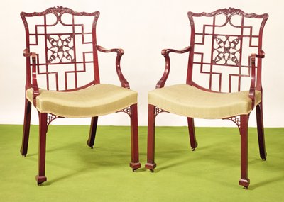 Chippendale mogno cadeiras de jantar no gosto chinês, trilhos superiores encimado por uma coroa ducal e crista griffon, c.1760 de Unbekannt Unbekannt