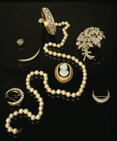 Quatro broches de diamante vitorianos; cameo oval entalhado; vertente pérola cultivada de Unbekannt Unbekannt