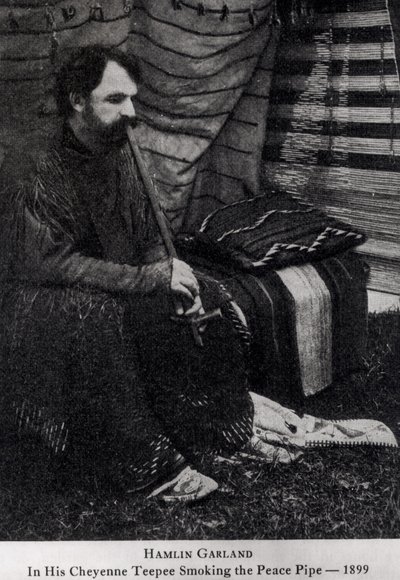 Garland Hamlin em sua Teepee Cheyenne fumando um cachimbo da paz, de &39;A Son of the Middle Border&39;, 1899 de Unbekannt Unbekannt